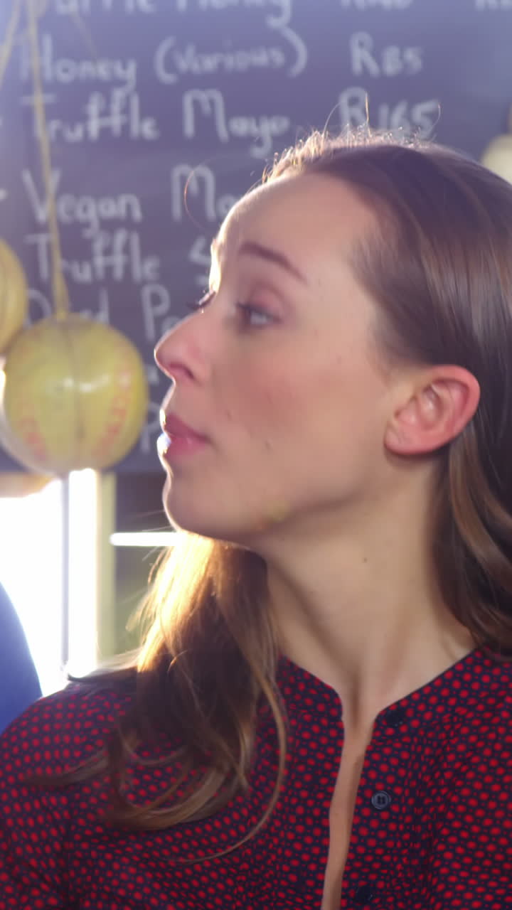 trabajadores discutiendo sobre una tableta digital