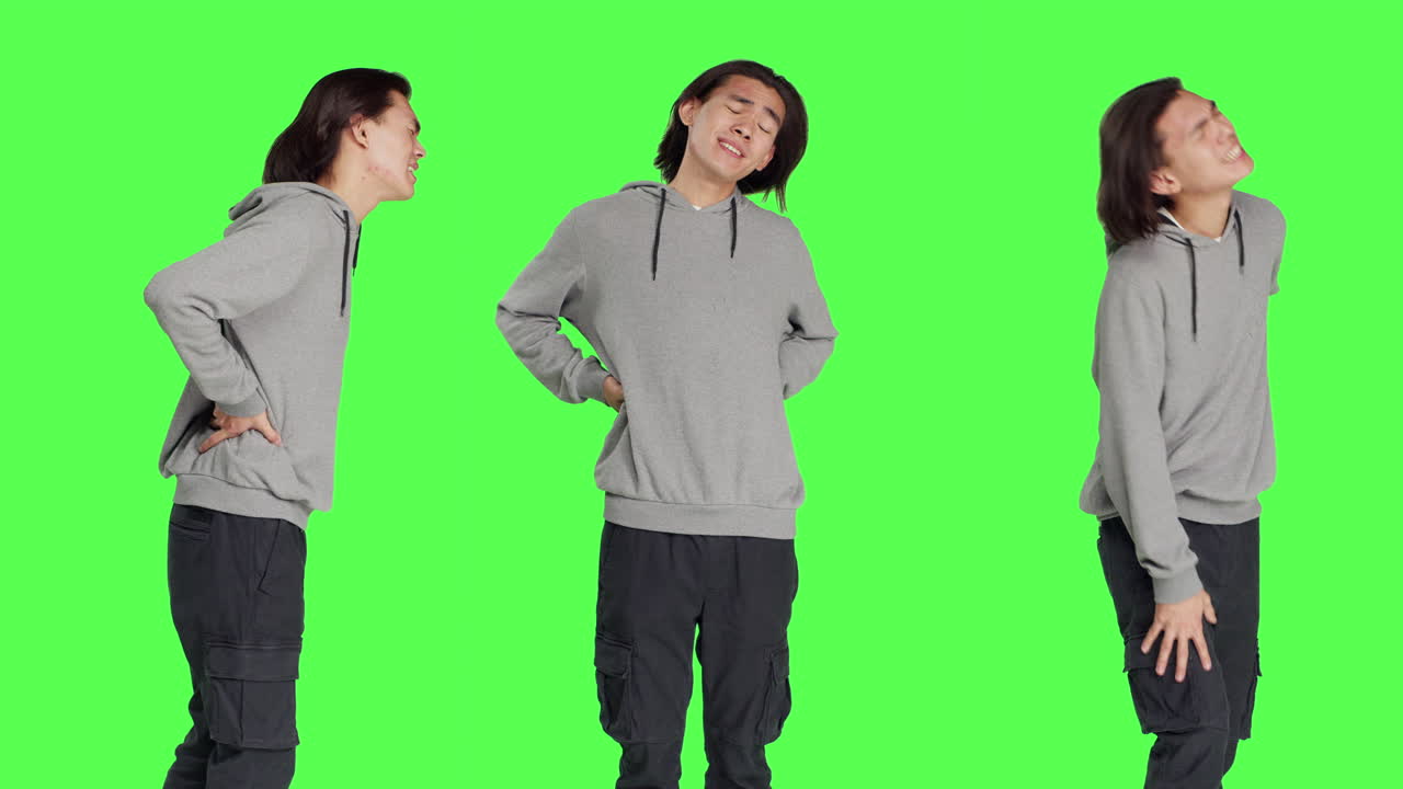 허리 통증을 고 있는 남성 모델