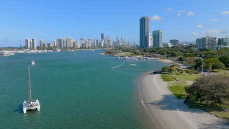 Gold-Coast-4K-Drohnenaufnahmen-An-Einem-Sonnigen-Tag