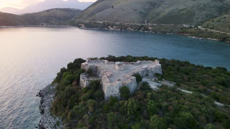 Luftaufnahme-Der-Mittelalterlichen-Architektur-Einer-Festung-Mit-Meerblick-An-Der-Küste-Des-Mittelmeers-Mit-Atemberaubendem-Sonnenaufgang-Oder-Sonnenuntergang-Im-Hintergrund