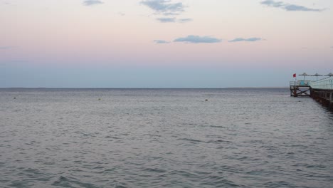 Puesta-De-Sol-Dorada-En-El-Muelle-De-Madera.