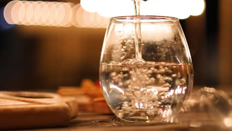 comprimido burbujeando y disolviéndose en un vaso de agua