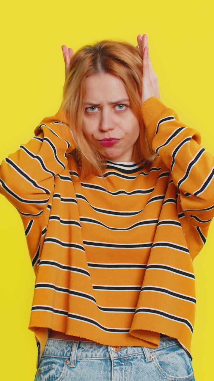 molesta irritada mujer cubriendo las orejas gestando no evitando consejos ignorando el ruido voces fuertes