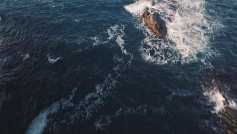 roca y mar azul al atardecer