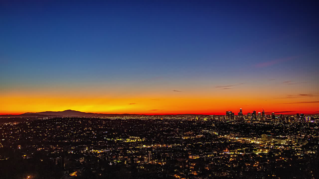 케네스 하한의 시야에서 볼 수 있는 로스앤젤레스의 아름다운 오렌지색 노란색 해가 뜨는 모습