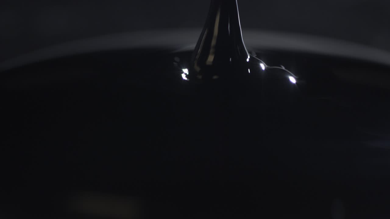 기름을 붓고 수영장으로 모으기