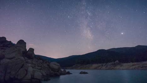 Timelapse-De-La-Vía-Láctea-Sobre-Un-Lago