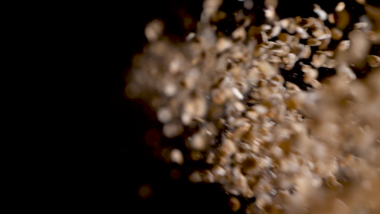 부서지기 쉬운 바삭한 건강한 귀리 플레이크 제품 떨어지는