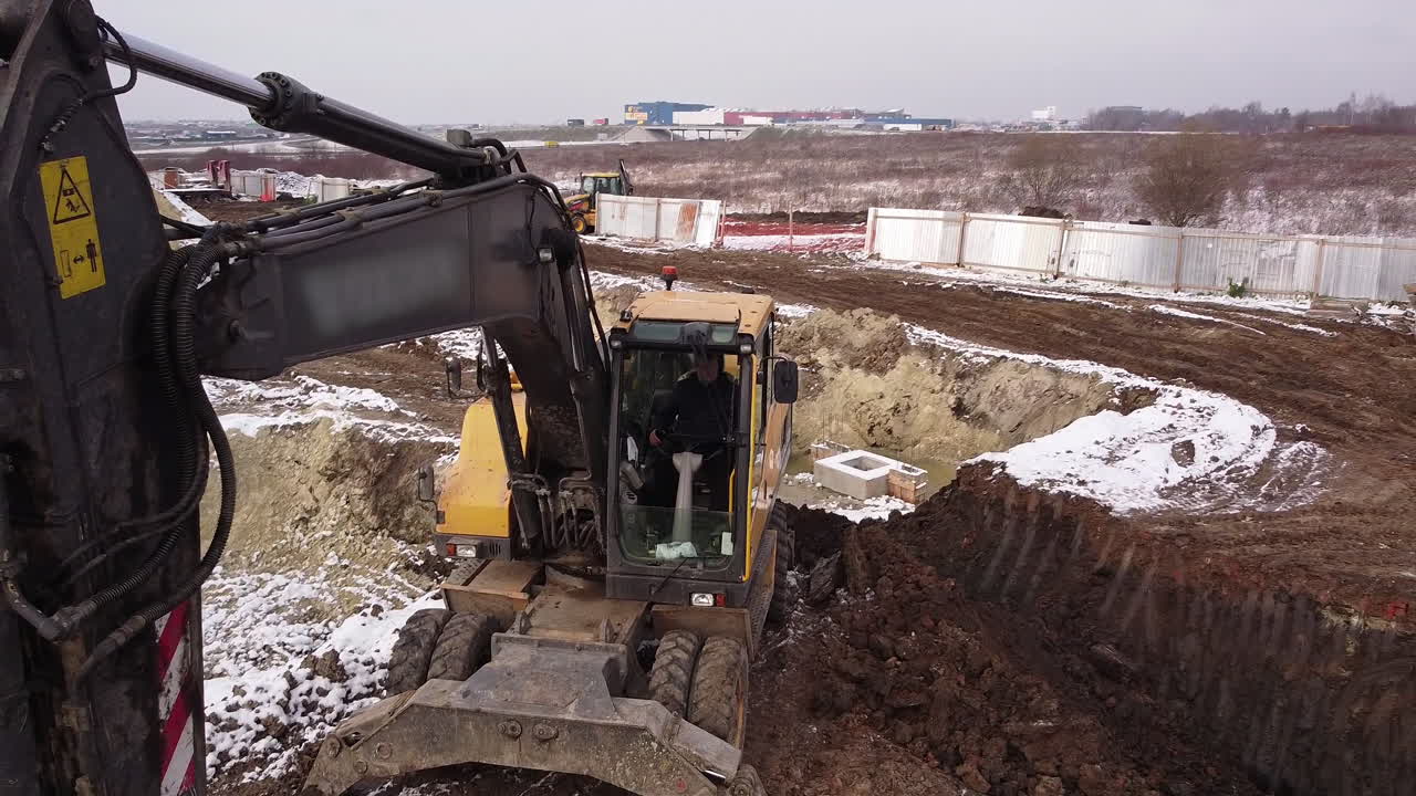 excavadora trabajando en un sitio de construcción en invierno