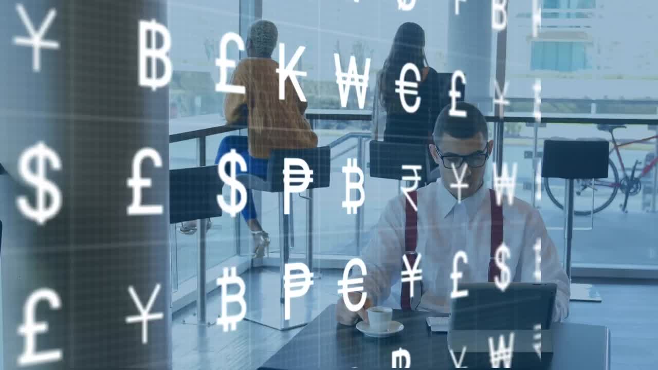 커피를 마시고 노트북을 사용하는 두 인종의 사업가 위에 여러 통화 기호의 애니메이션