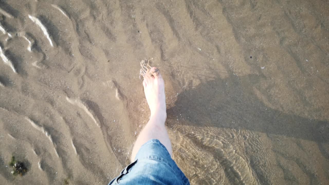 Passeggiare a piedi nudi sulla spiaggia.