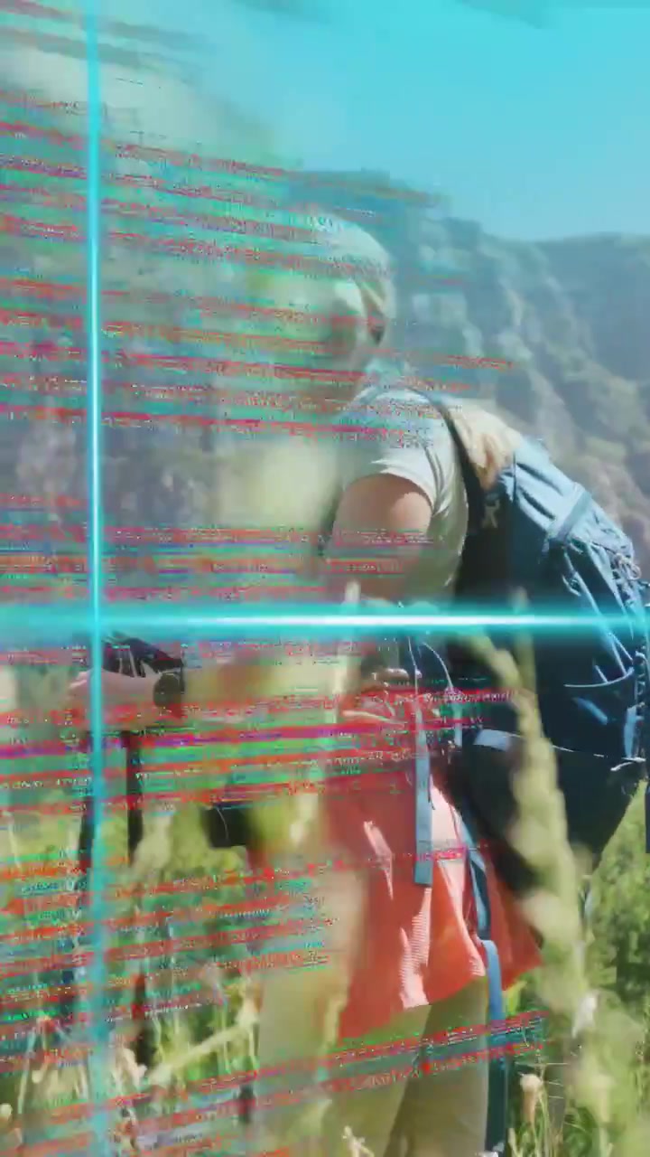 Video verticale: Escursionista che saluta la telecamera, avviando una sovrapposizione di griglia con codice tecnologico, mentre guida il partner con i bastoncini.