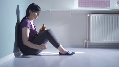 la mujer que quiere suicidarse tomando pastillas.