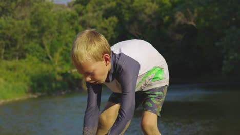 Kleiner-Junge-Spielt-Im-Sand-Am-Fluss---Nahaufnahme