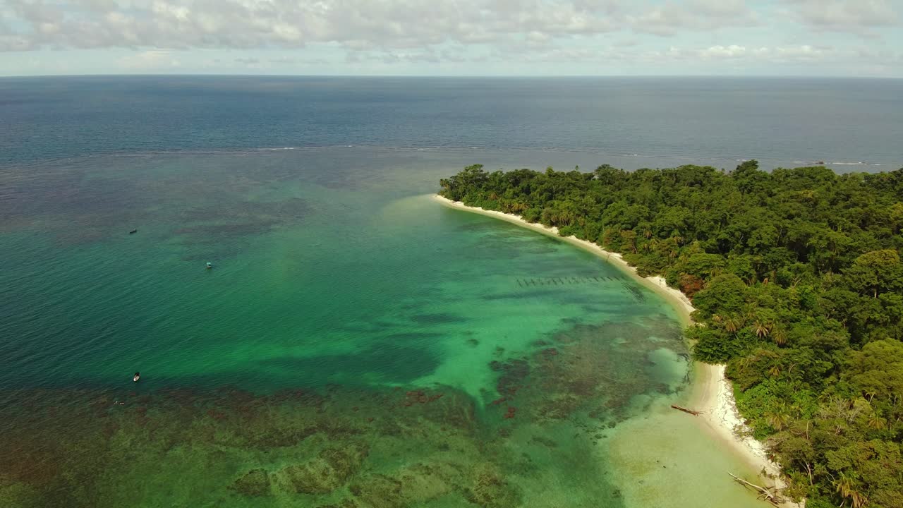 vista aérea de drones de punta uva en cahuita, costa rica