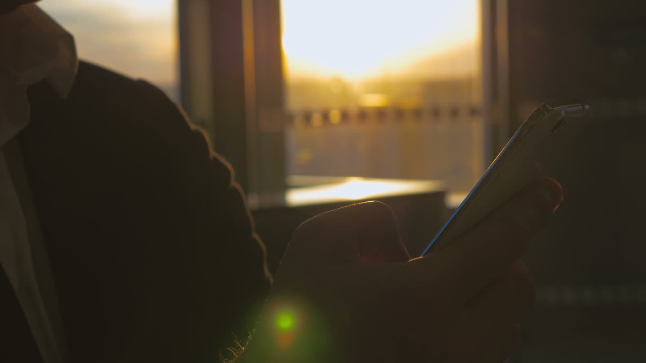 공항 터미널 에서 문자 메시지 를 입력 하는 사람