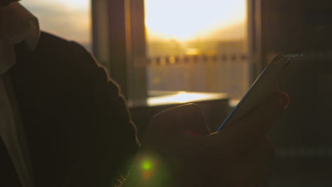hombre escribiendo un mensaje de texto en la terminal del aeropuerto