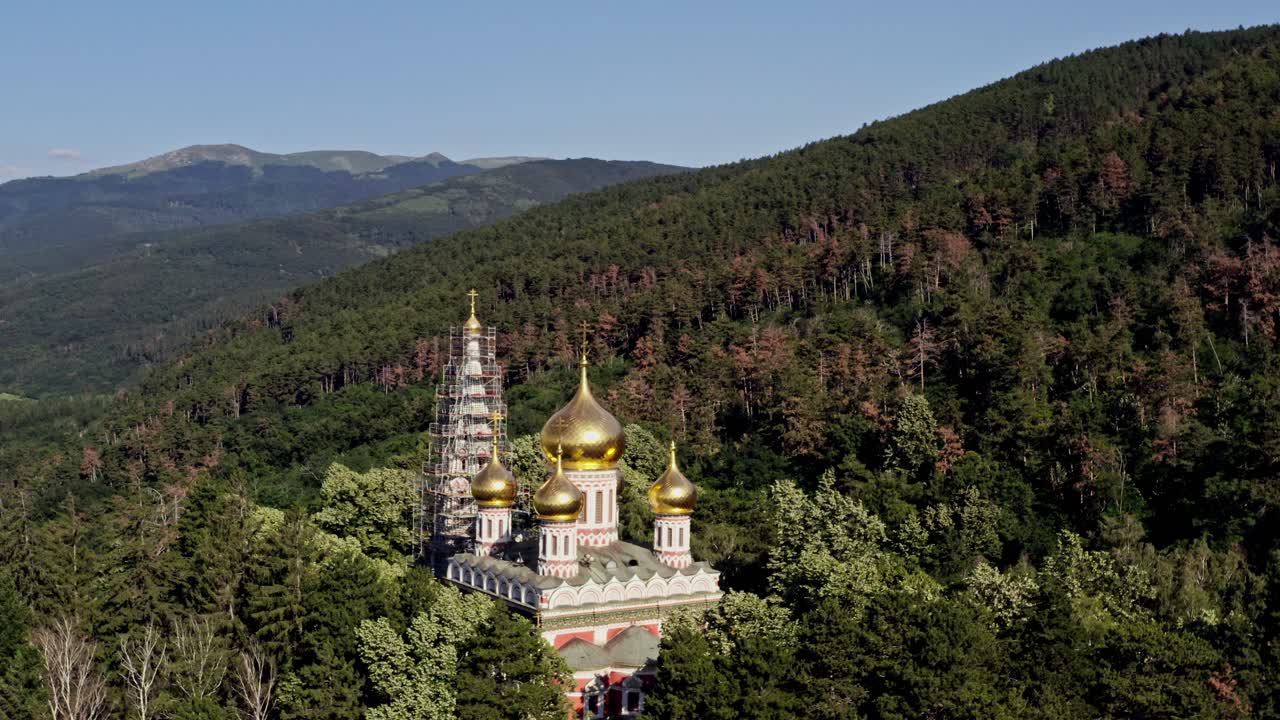magníficas cúpulas doradas de la iglesia memorial shipka bulgaria en medio del bosque balcánico