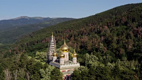 Magníficas-Cúpulas-Doradas-De-La-Iglesia-Memorial-Shipka-Bulgaria-En-Medio-Del-Bosque-Balcánico