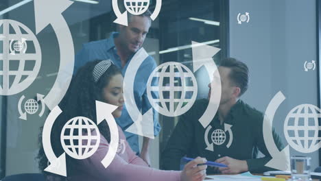 animación de iconos de globos digitales con procesamiento de datos sobre diversas personas de negocios en la oficina