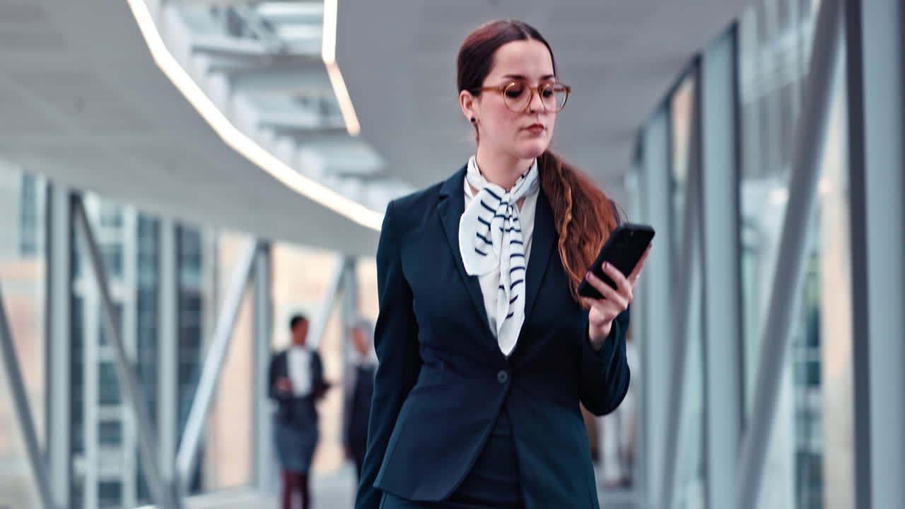 caminando, viajando o mujer de negocios escribiendo en un teléfono