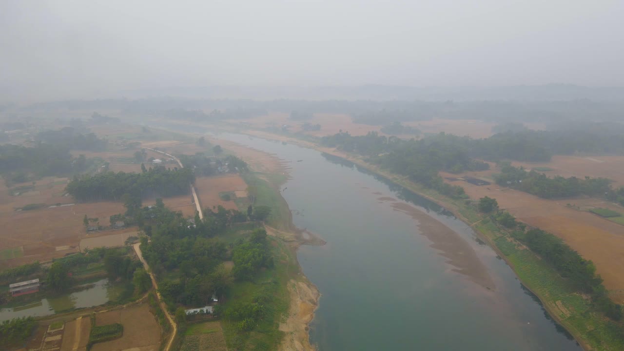 Volando attraverso una fitta nebbia mattutina sul fiume Surma in Bangladesh.