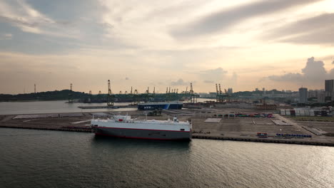 Angedocktes-Containerschiff-Im-Hafen-Bei-Sonnenuntergang-In-Singapur