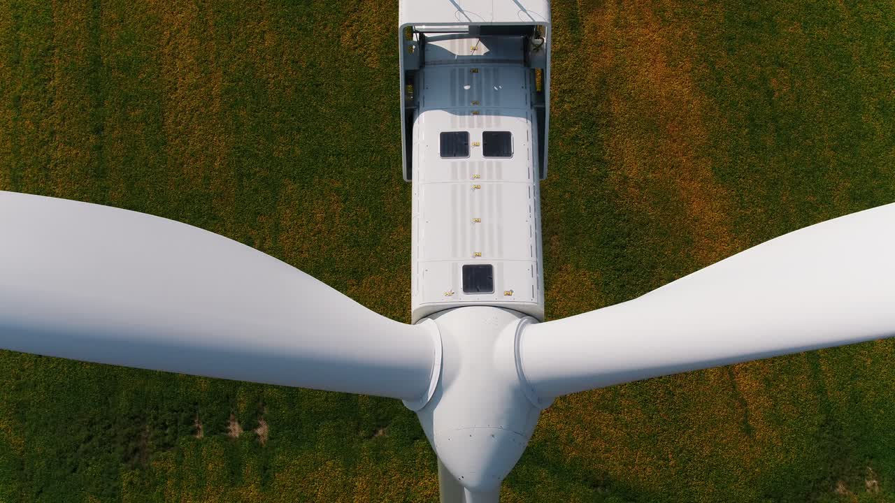 풍력 터빈 위에서 아래로 점검을 위한 상공 뷰, 근접 촬영