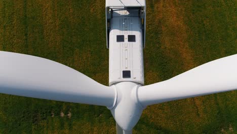 Vista-Aérea-De-Arriba-Hacia-Abajo-De-La-Turbina-Eólica-Para-Inspección,-Primer-Plano