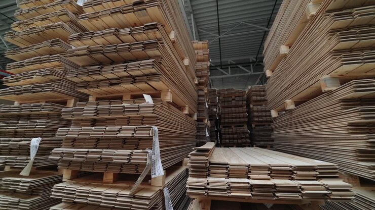 Fabbrica per la produzione di tavole di parquet. Moderna fabbrica industriale