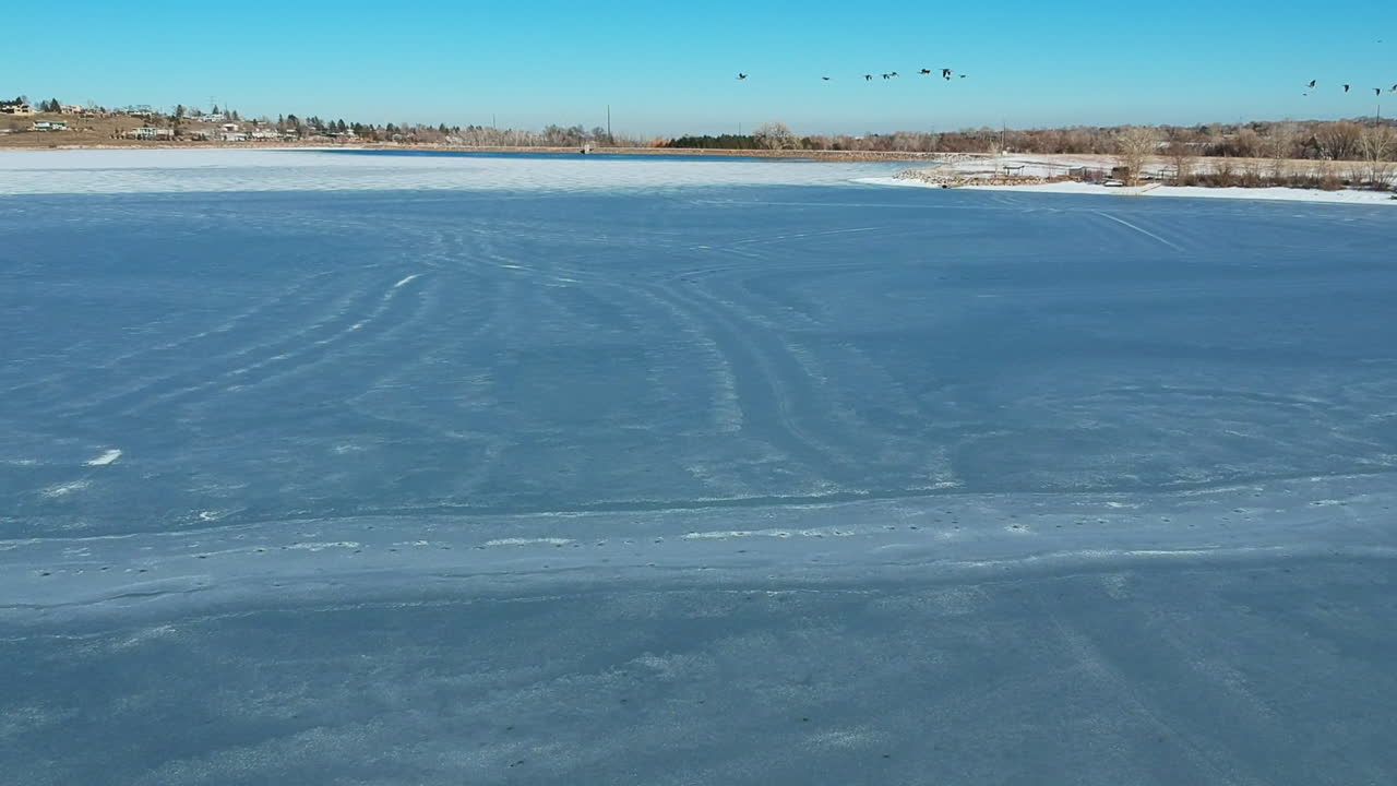 lago congelado en la cordillera frontal de las montañas rocosas