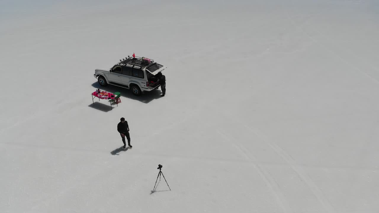 imágenes aéreas de drones preparando el almuerzo y tomando fotos en el salar de uyuni bolivia el espejo natural más grande del mundo
