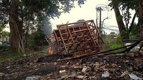 Feuer-Einäscherungszeremonie-Asche-Holzverbrennung-Balinesische-Rituelle-Tradition-Ubud-Tempel-Bali-Indonesien