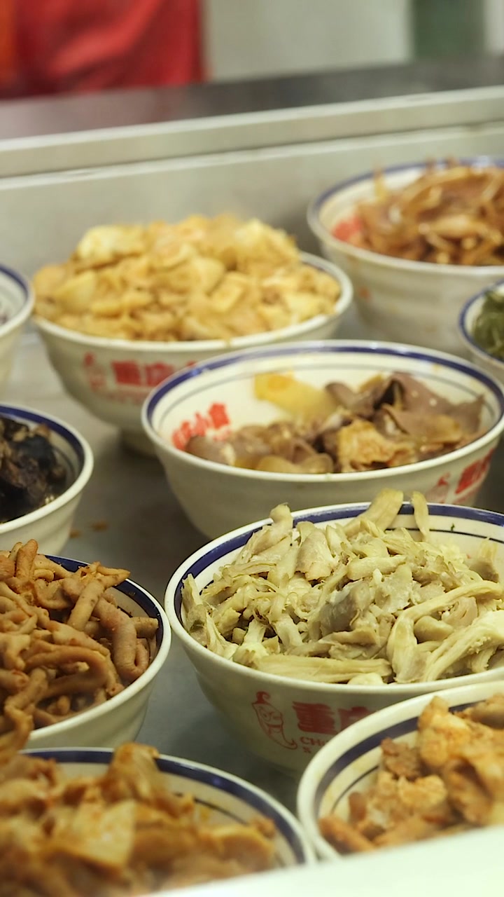 Aneka hidangan dipamerkan di warung makan