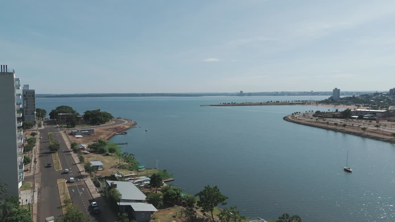 조용한 파라나 강을 배경으로 활기찬 포사다스 스카이 라인을 포착하는 스 영상, 도시 해안 생활의 아름다움을 전달하는 데 이상적입니다.