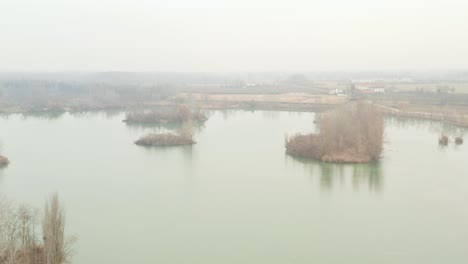 Disparo-Revelador-Dramático-Mientras-Está-Nevando-De-Un-Lago-En-Medio-De-Un-Lago