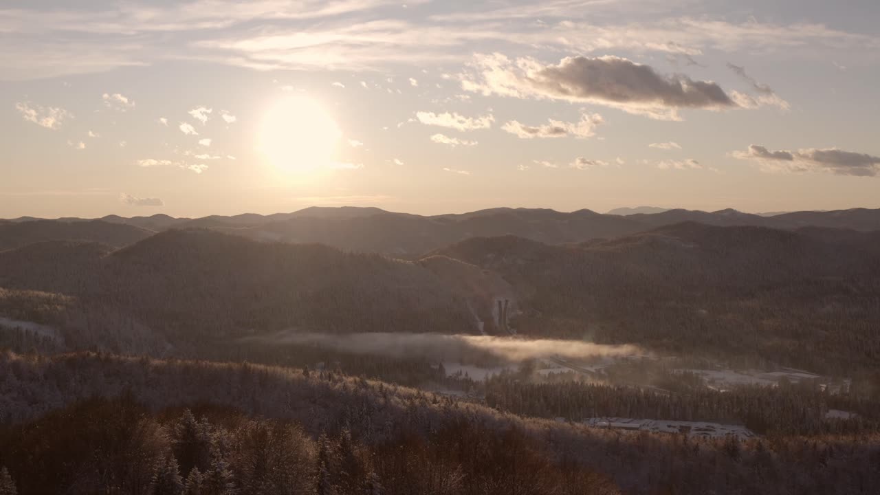 눈 덮인 계곡과 태양의 환상적인 전망