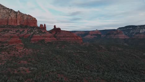 Rote-Felskuppen-Und-Vegetation-In-Sedona,-Arizona-–-Drohnenaufnahme