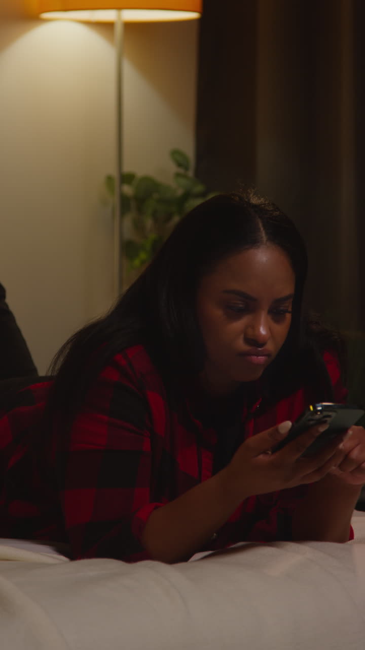 mujer usando el teléfono en la cama por la noche