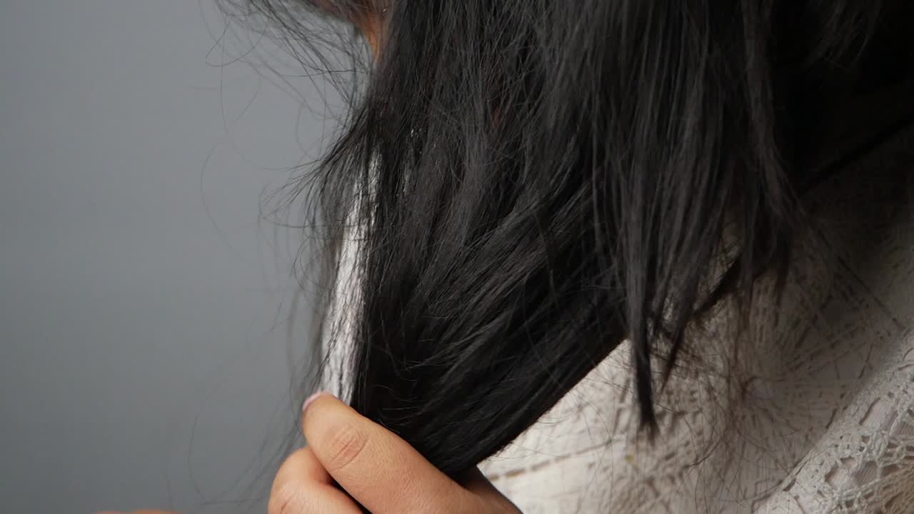 긴 검은 머리카락을 가진 여자