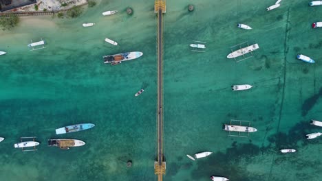 4K-Drohnenaufnahmen-Aus-Der-Luft:-Motorroller-überqueren-Die-Ikonische-Und-Malerische-Gelbe-Brücke,-Die-Die-Inseln-Nusa-Lembongan-Und-Nusa-Ceningan-Auf-Bali-Verbindet