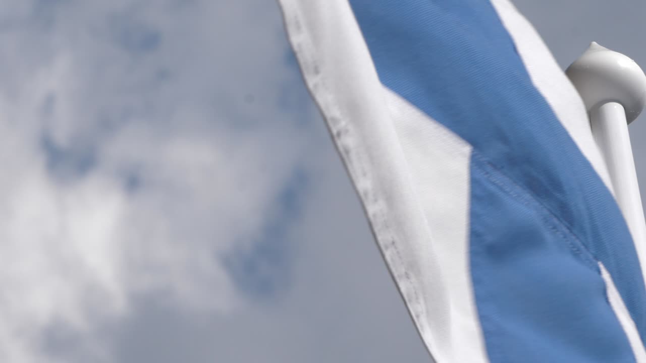 느린 동작으로 흔들리는 핀란드의 국기