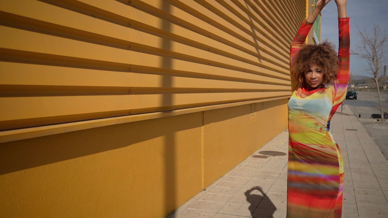 Una sesión de fotos de moda vibrante y con estilo capturada en un entorno de calle urbana entre escenas coloridas.