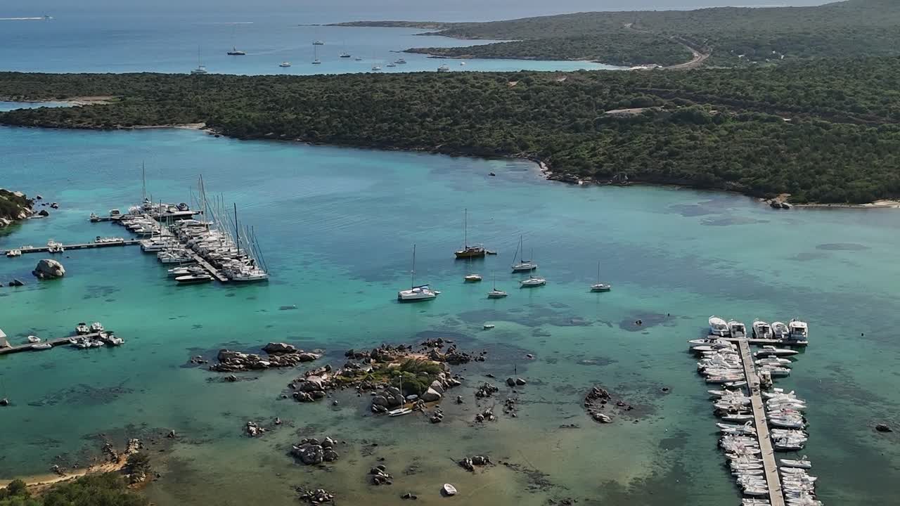 Esplora il porto turistico e la costa della Sardegna con barche e acque cristalline