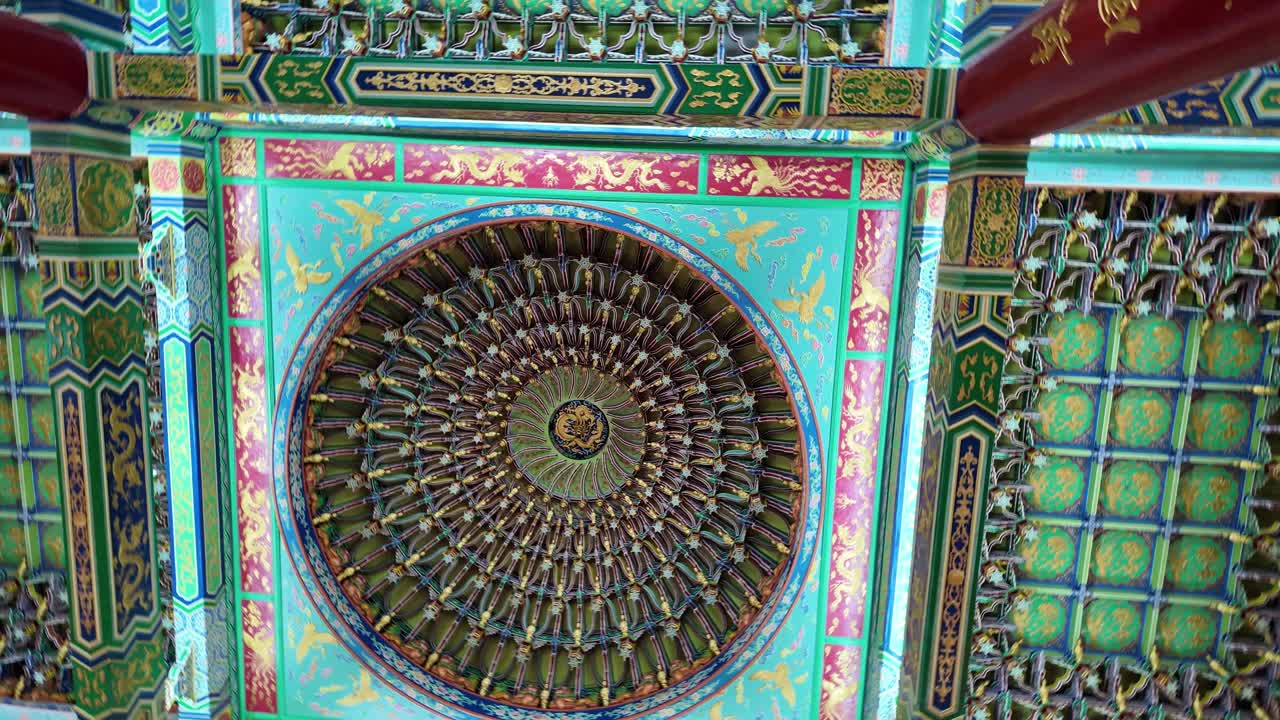 Techo intrincadamente decorado del templo Thean Hou en Kuala Lumpur, Malasia