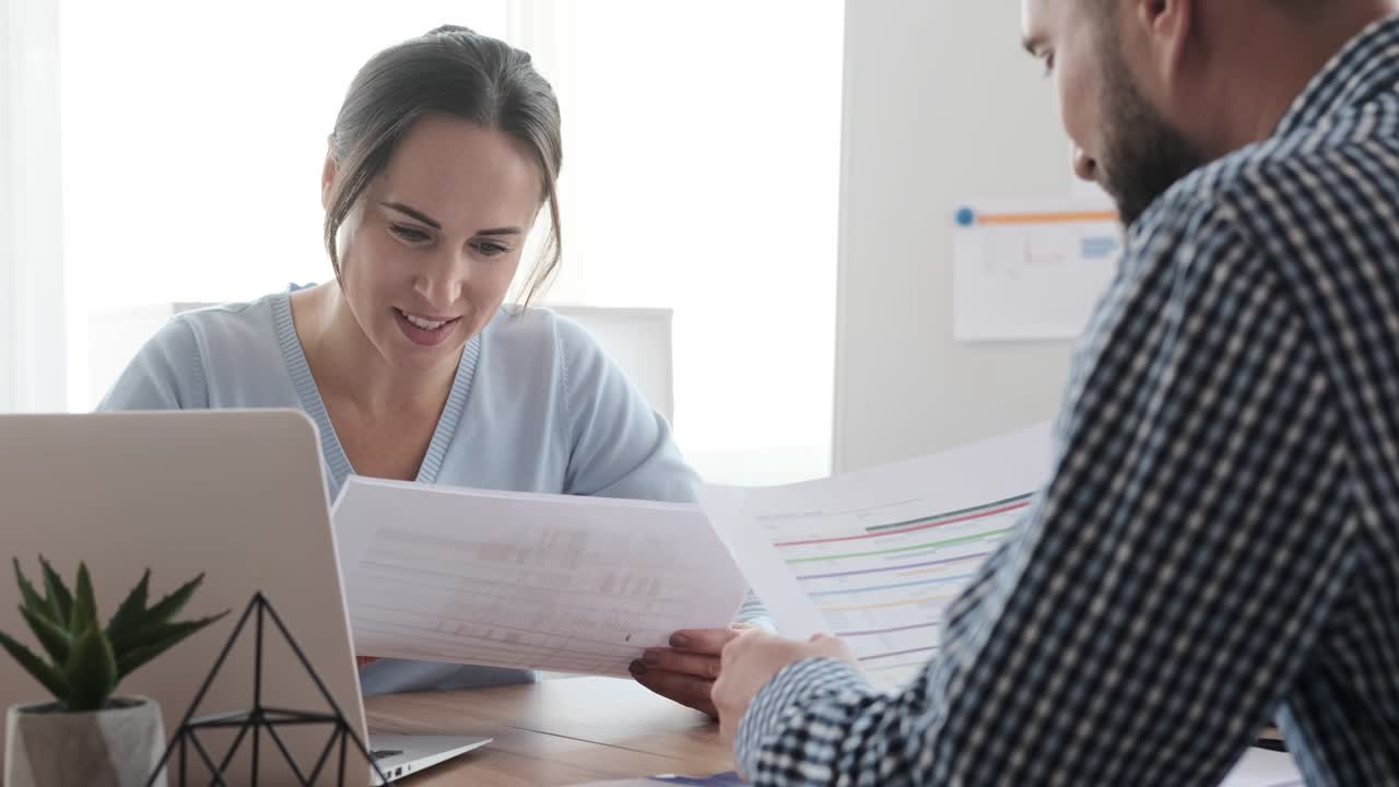 colegas de negocios analizando documentos en la oficina