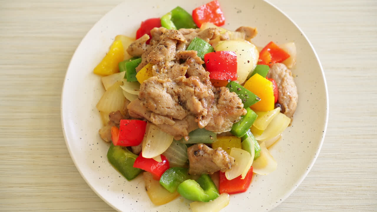 접시에 후추로 튀긴 돼지고기 볶음