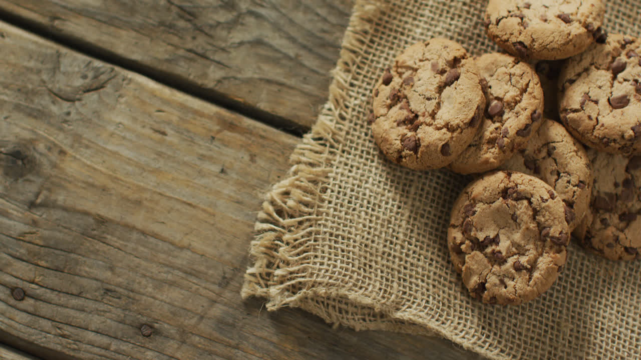 video de galletas con chocolate sobre un fondo de madera