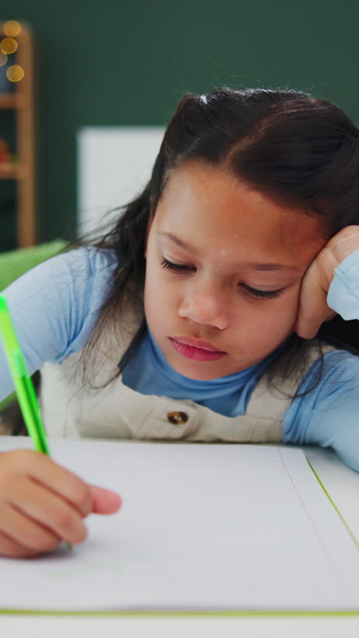 Giovane ragazza concentrata che scrive e studia su un quaderno