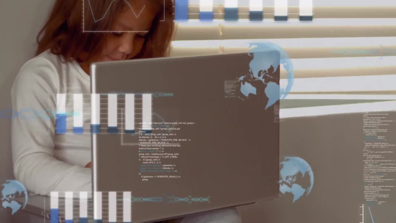animación de procesamiento de datos sobre una chica biracial usando una computadora portátil